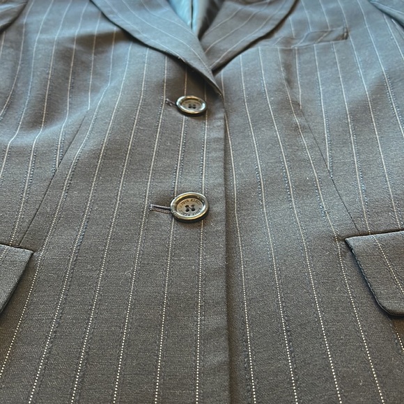 Anne Klein Blue pencil skirt suit, white pin stripe 2 button jacket - Picture 13 of 16